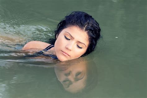 รูปภาพ : คน, สาว, การถ่ายภาพ, สีน้ำตาล, แนวตั้ง, โมเดล, การสะท้อน