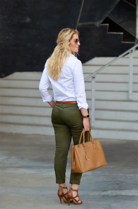 How to Dress Up an Olive Chinos Outfit