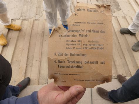 Nur mit Schutzanzug in den Kirchendachstuhl