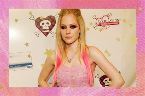 7 looks icônicos com toque punk que Avril Lavigne usou nos anos 2000 ...