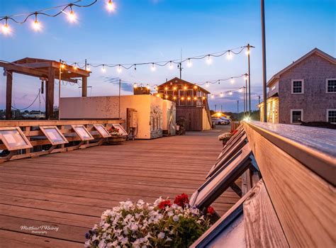 Lafayette's Oceanfront Resort - Listen to the sounds of the ocean right