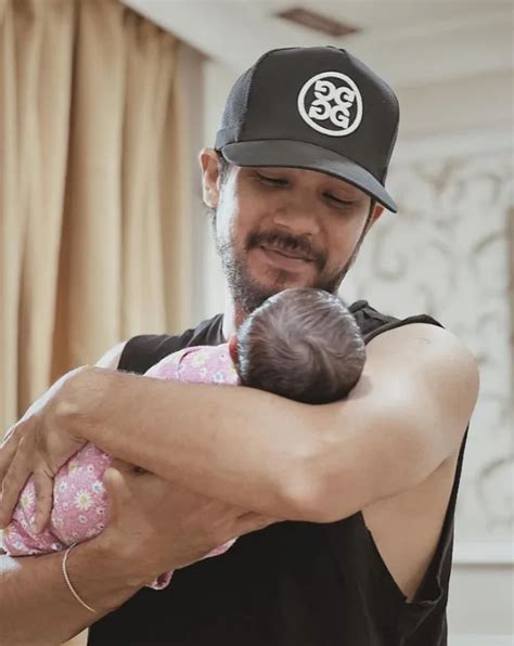 pelakon hafeez mikail timang anak sulung isteri selamat bersalin bayi