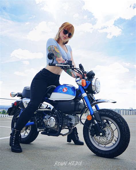 Just a girl and her monkey 🙃 : motorcycle