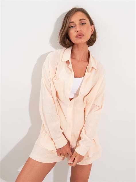 Женский костюм с рубашкой и шортами / 4WEAR