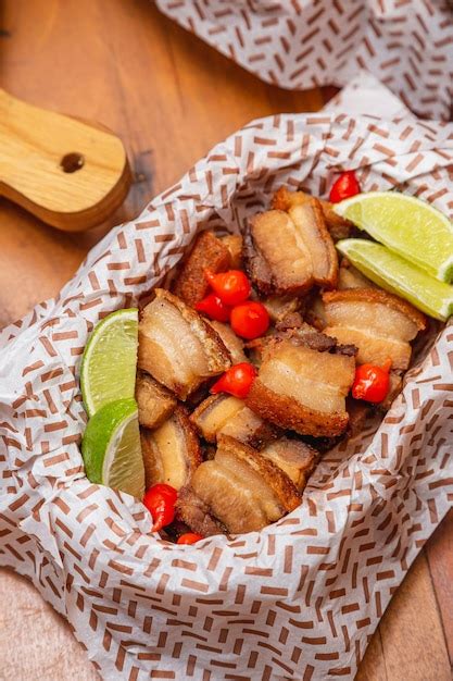 Como Se Escreve Toucinho De Porco - Toucinho de porco frito crepitante comida típica brasileira servida com ...
