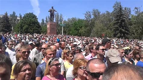 Люди прощаются с погибшими ополченцами. г.Стаханов - YouTube