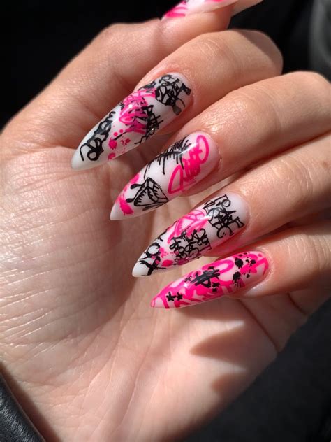 Идея для маникюра с граффити 🖤🩷 | Punk nails, Rock nails, Lavender nails