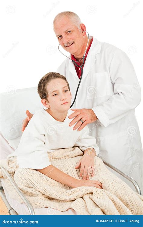 De Pediater Onderzoekt Little Boy Stock Afbeelding - Image of borst ...