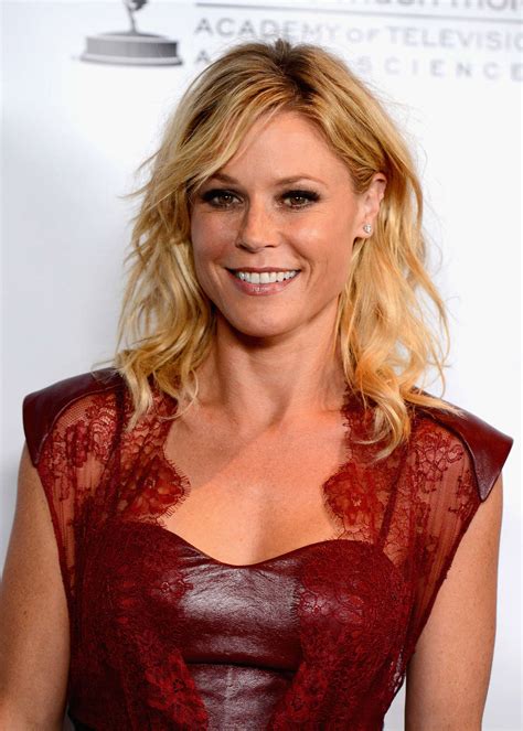 Download Julie Bowen Red Dress Wallpaper | Wallpapers.com