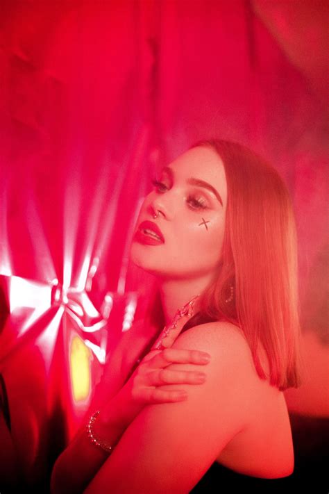 Seattle pop artist Anna Thompson Drops new single "Hot Now” | Mundane