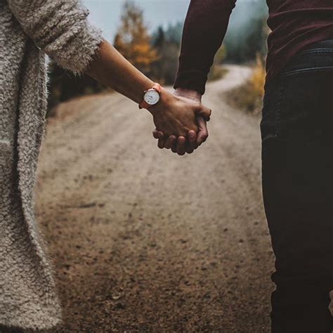Фото Парень и девушка держат друг друга за руки | Engagement photos ...