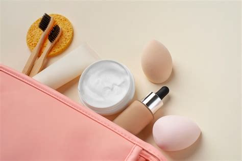 Туалетная сумка с ассортиментом продуктов под высоким углом | Бесплатно ...