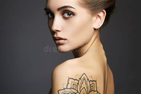 Mujer Hermosa Con El Tatuaje Imagen de archivo - Imagen de fondo, lujo ...