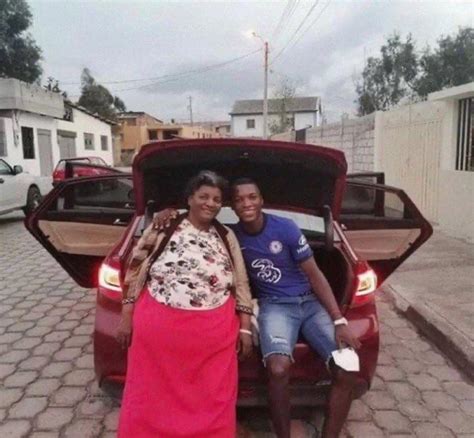 Caicedo recreates heartwarming picture with his mother to announce