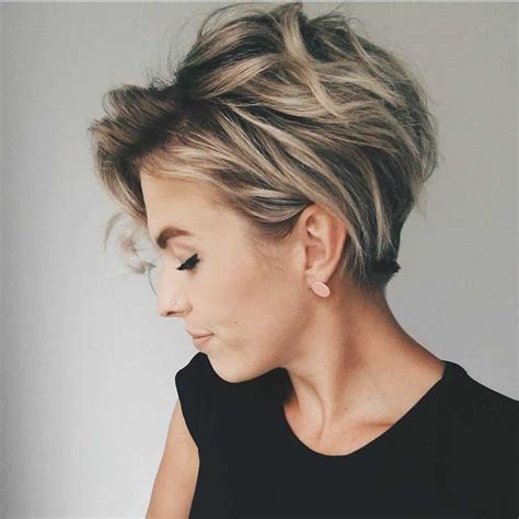 51 Model Rambut Pendek Wanita (Terbaru)