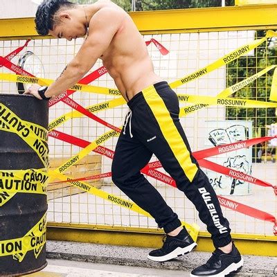 Badu.bg Мъжки спортен анцунг в черен и син цвят с кантове и надпис ...