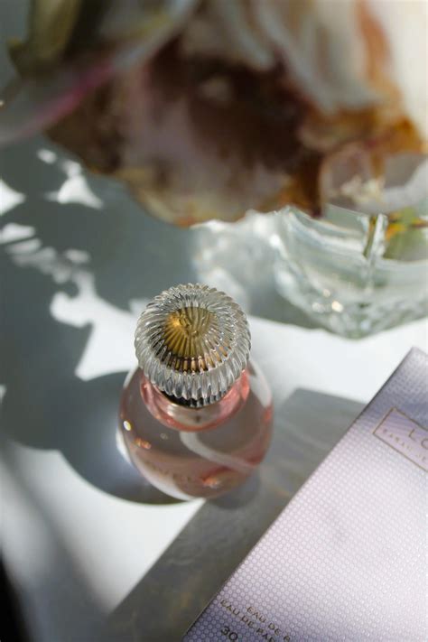 Lovely Sarah Jessica Parker fragancia - una fragancia para Mujeres 2005