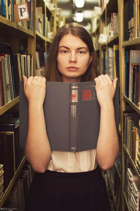Окруженная знаниями | Пикабу