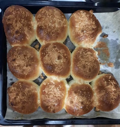 Булочки с вареной сгущенкой и штрейзелем — рецепт с фото пошагово