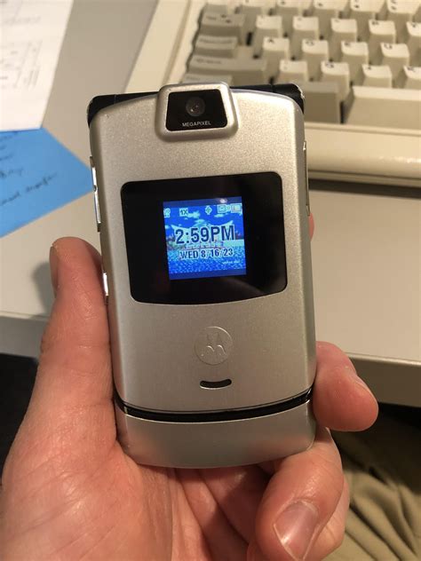 Anyone else still rocking a Razr V3M? Despite being nearly 16 years old ...