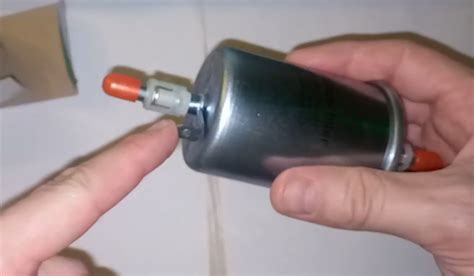 Купил крутой топливный фильтр для Лады Гранты. На нем есть клемма с ...