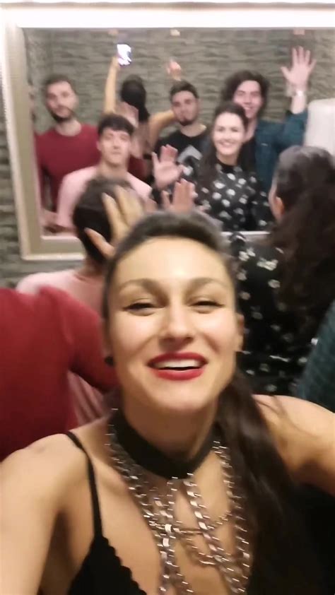 Малко сме шумни, но беше шумно и ние шумно се опитахме да надшумим шума ...