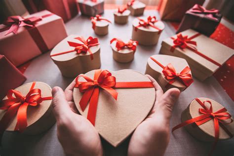 Что подарить девушке на 14 февраля: романтические, оригинальные ...