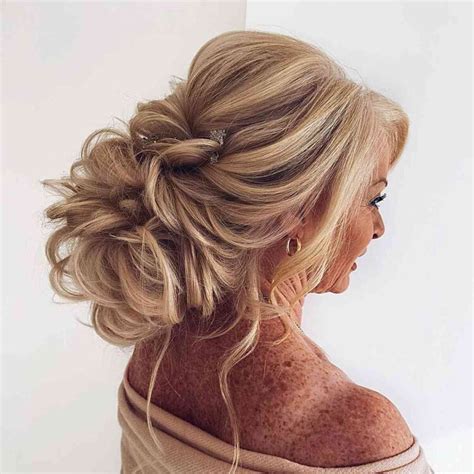 29 Elegant Mother of the Groom Hairstyles for Your Son's Big Day
