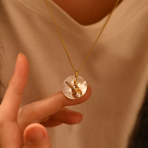 Bunny • Natural misshapen pearls – Deegnt