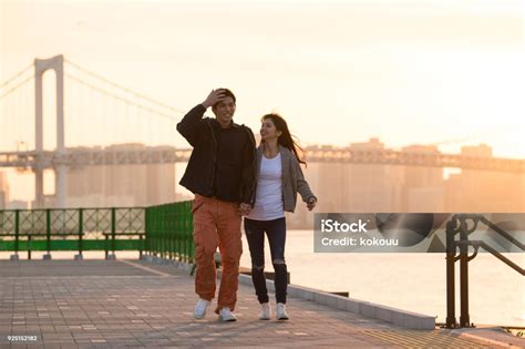 sepasang kekasih berjalan  sepanjang pantai  pacar melihat wajah
