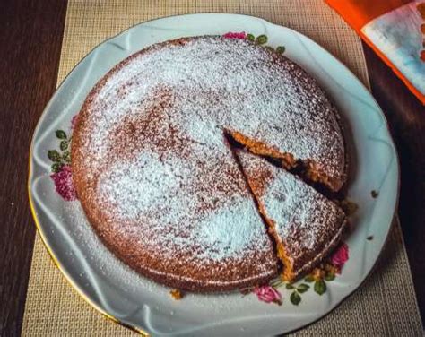 Быстрый пирог из кефира и варенья