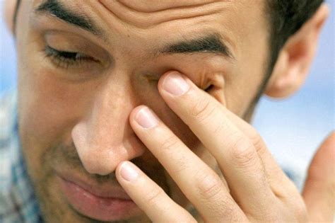 Болит глаз при моргании: причины, что делать?