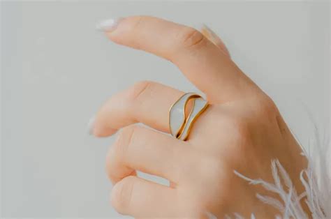 pakai cincin  jari manis sebagai bentuk komitmen bagaimana