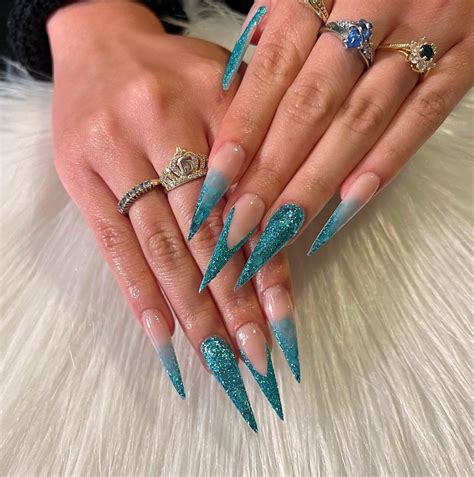 Formato De Unhas Stiletto - Unhas Stiletto 2025: Decorações que combinam com o formato