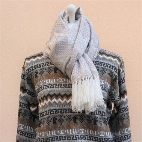 Chalina Peruana SAYTU Alpaca Figuras Étnicas Gris Plata/Crema