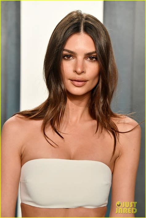Emily Ratajkowski Shows Off Her Toned Abs at Vanity Fair Oscar Party ...