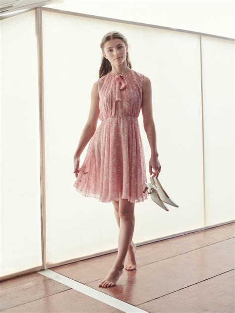 Thomasin McKenzie : r/celeb_barefoot