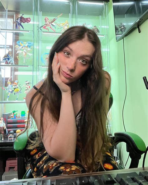 SOPHIA ZIPAY | guys i have embarassing news :/ im bad at fortnite also