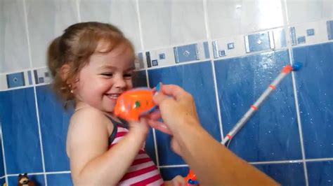 Игры в ванной. Яна купается с игрушками для ванной Bath time with toys ...