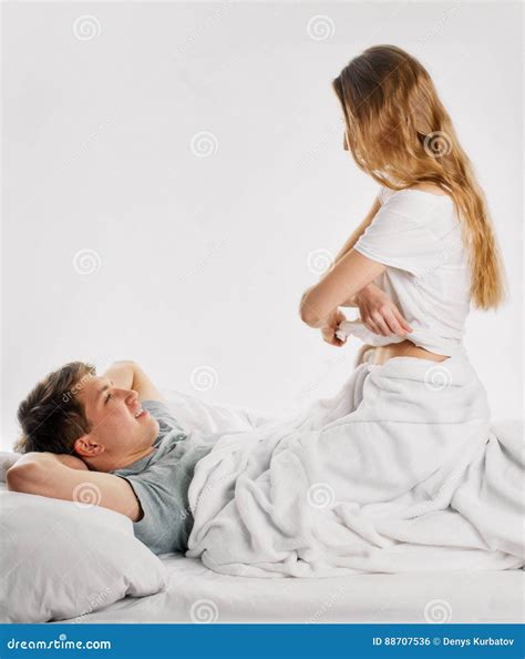 Mujer Que Desnuda En Cama Con Su Novio Foto de archivo - Imagen de lazo