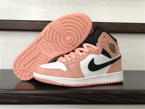 Кроссовки Nike Air Jordan женские, розовые с белым и черным, демисезон ...