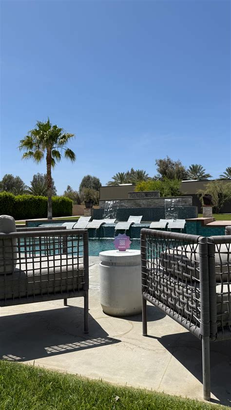 Fanfix | Fanfix creator @rachelchaleff has amassed over 2.8 million