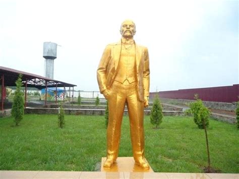 90-річний дідусь виступив проти ''позолоченого'' пам'ятника Леніну ...