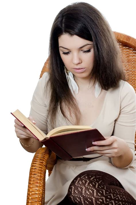 Мальчик читает книгу стоковое изображение. изображение насчитывающей ...