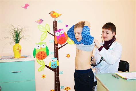 Осмотр ребенка с назначением лечения - Детский врач Гречаниченко Елена ...