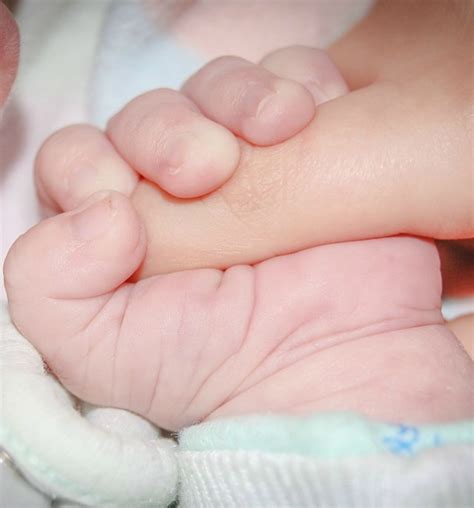 halaman   file gambar bayi mengepalkan tangan