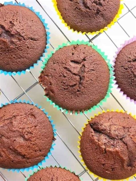 Easy Chocolate Cupcakes Recipe - Mama Loves to Cook