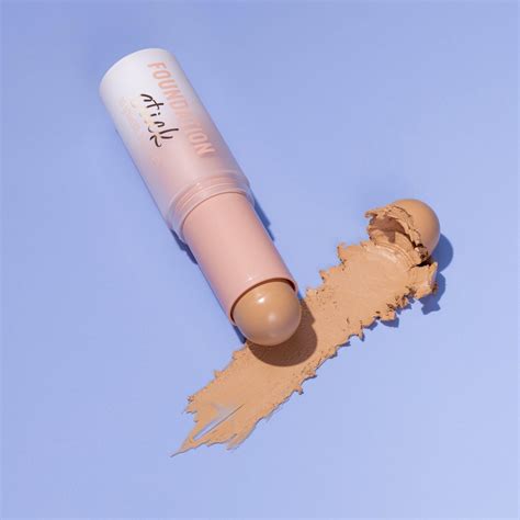 essence FOUNDATION stick online entdecken