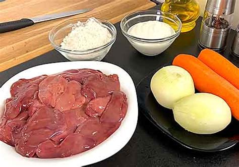 Куряча печінка з цибулею рецепт у сметані на сковороді