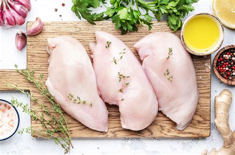 100 Gram Dada Ayam Berapa Protein? Cek Kandungan Nutrisinya!